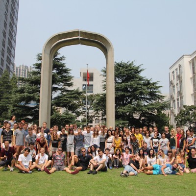 Slovenskí, českí, chorvátski a slovinskí účastníci Letného tábora v univerzitnom areáli SUIBE v šanghajskej štvrti Ku-pej
